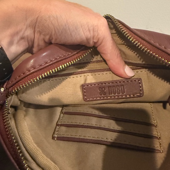 HOBO Marron Woven Crossbody Bag with Luxurious Design - Picture 5 of 5